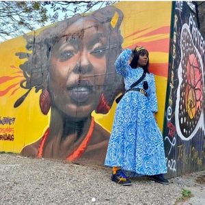 VINTAGE FLOWY DRESS   ADJUSTABLE LACED IN THE BACK  PUFFER ARMS  FITS SIZE   SMA
